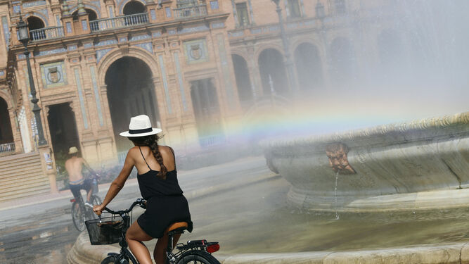 [Imagen: joven-pasea-bicicleta-Plaza-Espana_11695...67x375.jpg]