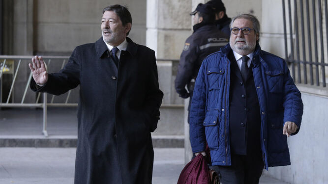 El ex director de Trabajo Javier Guerrero, acompañado de su abogado, llega a la Audiencia de Sevilla para el juicio de los ERE.