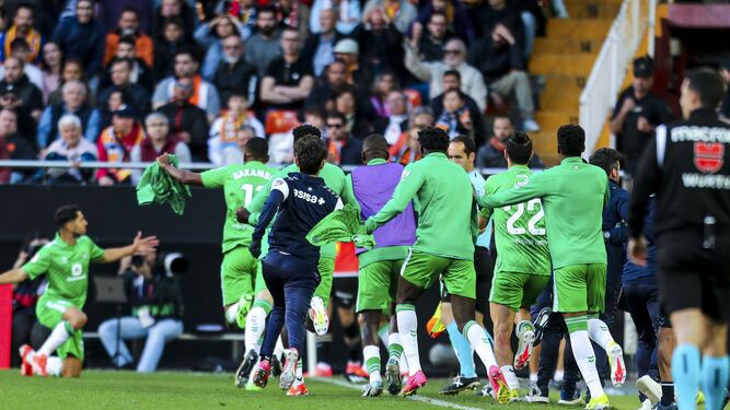 Los jugadores del banquillo y los que calentaban en la banda de Mestalla corren a felicitar a Ayoze tras marcar el tinerfeño su segundo tanto.