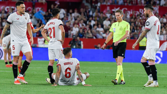 Minuto 80 del Sevilla-Mallorca: Gudelj se echa al suelo lesionado en la rodilla derecha.