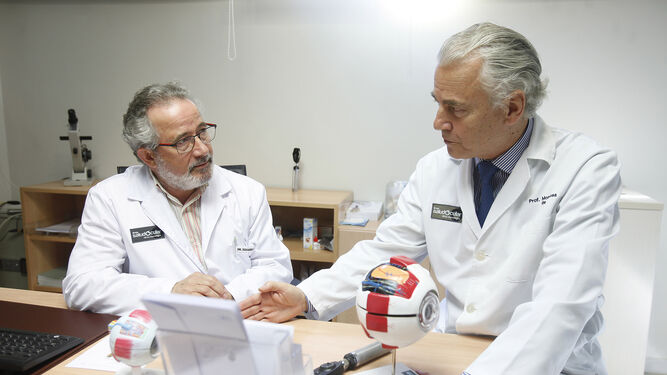 Los doctores Eduardo Esteban González e Ignacio Montero de Espinosa, especialistas en Oftalmología.