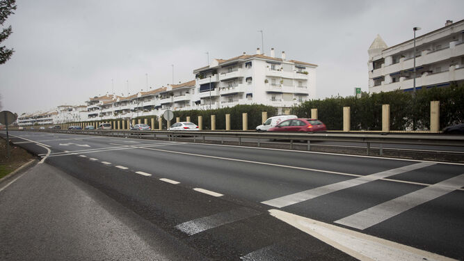 La autovía de Coria a su paso por la urbanización Marina de Gelves, donde se realiza uno de los ensayos.