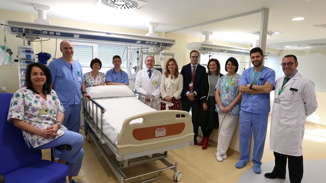 La consejera de Salud visita la nueva UCI infantil del Hospital Virgen Macarena